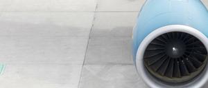 Turbine eines Flugzeugs. Wann werden die ersten Maschinen über die Rollbahnen des Hauptstadtflughafens rollen? Wohl nicht vor 2020. 