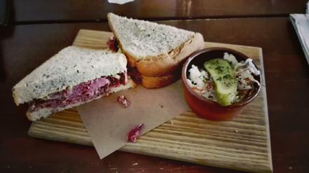 Pastrami-Sandwich. Geräucherte Rinderbrust zwischen zwei Roggentoastscheiben.