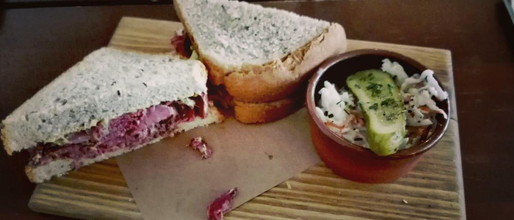 Pastrami-Sandwich. Geräucherte Rinderbrust zwischen zwei Roggentoastscheiben.