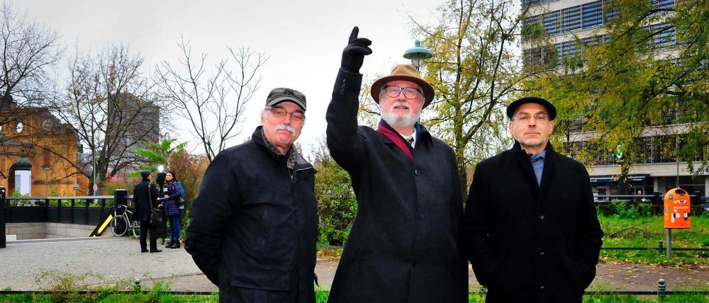 Florian Mausbach (M), Andreas Nachama (l) und Dieter Bingen von der Initiative zur Errichtung eines Denkmals für die polnischen Opfer der NS-Herrschaft.