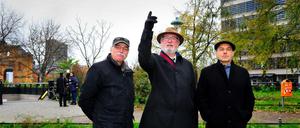 Florian Mausbach (M), Andreas Nachama (l) und Dieter Bingen von der Initiative zur Errichtung eines Denkmals für die polnischen Opfer der NS-Herrschaft.