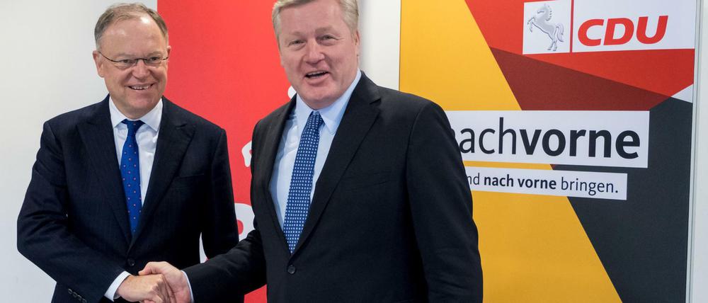 Hand drauf: Niedersachsens Ministerpräsident Stephan Weil (links, SPD) und der CDU-Landesvorsitzende Bernd Althusmann nach den erfolgreichen Koalitionsverhandlungen.