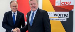 Hand drauf: Niedersachsens Ministerpräsident Stephan Weil (links, SPD) und der CDU-Landesvorsitzende Bernd Althusmann nach den erfolgreichen Koalitionsverhandlungen.