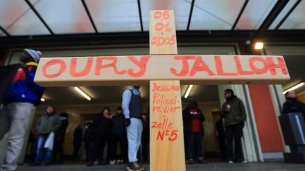 Teilnehmer einer Demonstration zum zehnten Todestag des Asylbewerbers Oury Jalloh.