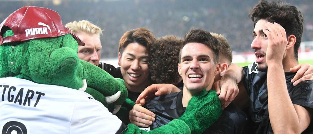 Fritzle freut sich. Andreas Beck, Takuma Asano, Benjamin Pavard, Josip Brekalo und Berkay Özcan jubeln nach dem 2:1 für den VfB.