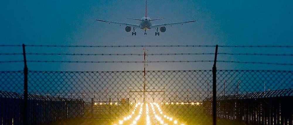 Privat- und Linienflüge sind am BER zwischen Mitternacht und früh um fünf verboten. Kurz davor und danach herrscht aber reger Betrieb.