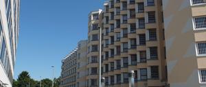 Haus 6 in Tegel ist aus den 80er Jahren. Links das 2014 fertiggestellte Haus 7 für die Sicherungsverwahrten. 