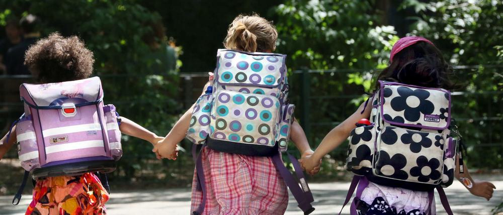 Kinder auf dem Weg zur Schule.