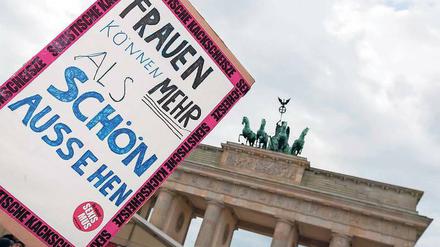 Demo gegen Sexismus. Die Medien sollten an dem Thema Sexismus dranbleiben und über Aspekte wie die Verharmlosung von Vergewaltigungen berichten.