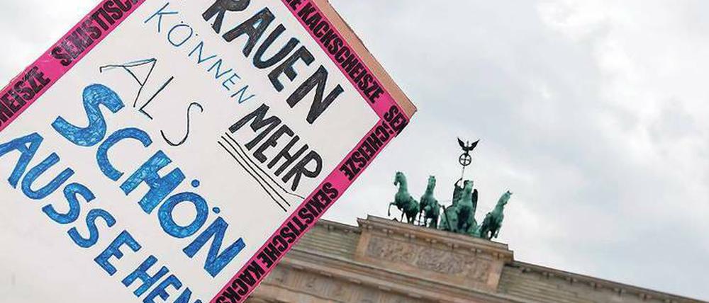 Demo gegen Sexismus. Die Medien sollten an dem Thema Sexismus dranbleiben und über Aspekte wie die Verharmlosung von Vergewaltigungen berichten.