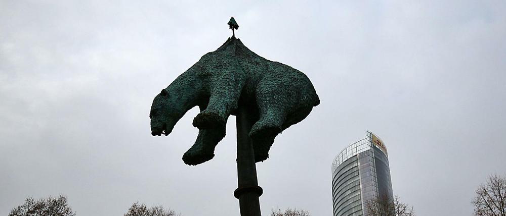 Die Skulptur «Unbearable» des dänischen Künstlers Jens Galschiot steht vor dem Tagungsgelände der Weltklimakonferenz.