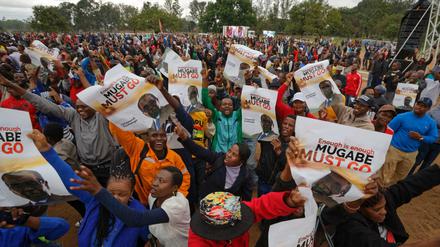 Demonstranten tanzen, singen und skandieren Anti-Mugabe-Slogans in Harare.