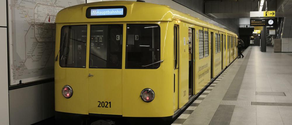 Ein Zug der Linie U55 steht an einem Berliner U-Bahnhof. (Symbolfoto)