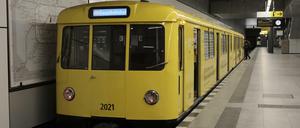 Ein Zug der Linie U55 steht an einem Berliner U-Bahnhof. (Symbolfoto)