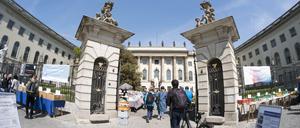 Studierende gehen auf das Hauptgebäude der Humboldt-Universität zu.