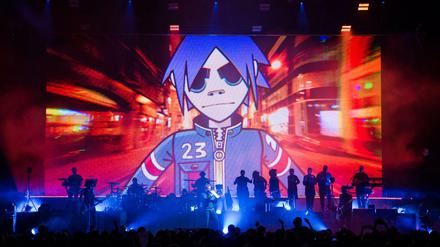 Damon Albarn und seine Band in der Max-Schmeling-Halle, im Hintergrund eine der Gorillaz-Figuren