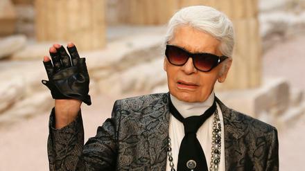 Der Modedesigner Karl Lagerfeld hat mit polemischer Kritik an der Flüchtlingspolitik von Kanzlerin Angela Merkel (CDU) Wirbel in seiner Wahlheimat Frankreich ausgelöst.