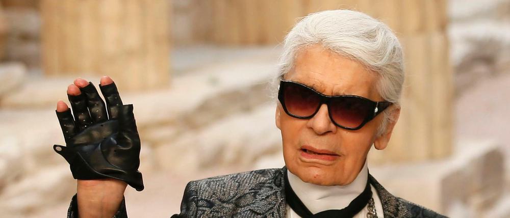 Der Modedesigner Karl Lagerfeld hat mit polemischer Kritik an der Flüchtlingspolitik von Kanzlerin Angela Merkel (CDU) Wirbel in seiner Wahlheimat Frankreich ausgelöst.