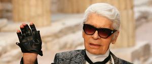 Der Modedesigner Karl Lagerfeld hat mit polemischer Kritik an der Flüchtlingspolitik von Kanzlerin Angela Merkel (CDU) Wirbel in seiner Wahlheimat Frankreich ausgelöst.