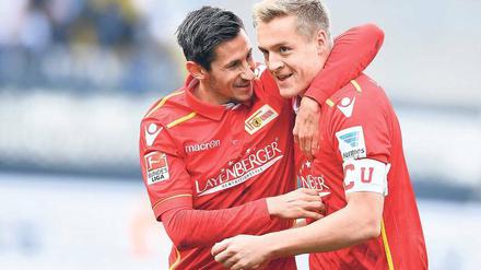 Ein bisschen Freude. Steven Skrzybski (l., im Bild mit Felix Kroos) hatte zuletzt seinen Stammplatz bei Union verloren. 