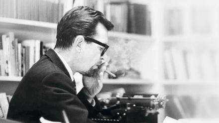 Der Autor John Williams an seiner Schreibmaschine.