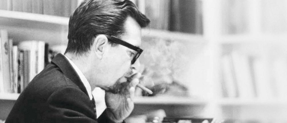Der Autor John Williams an seiner Schreibmaschine.