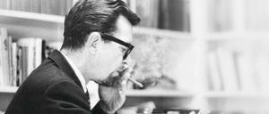 Der Autor John Williams an seiner Schreibmaschine.