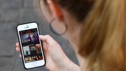 Unterwegs Serien schauen gehört für viele Nutzer zum Alltag.