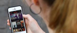 Unterwegs Serien schauen gehört für viele Nutzer zum Alltag.