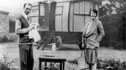 Der amerikanische Schriftsteller Harry Sinclair Lewis mit seiner Frau Dorothy während eines Wohnwagenurlaubs.