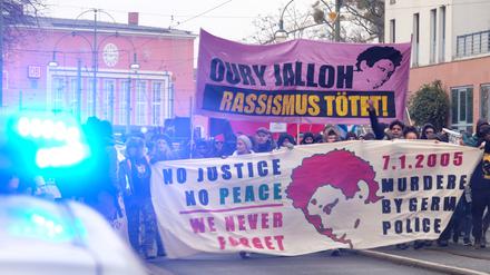 ARCHIV - 07.01.2020, Sachsen-Anhalt, Dessau-Roßlau: Teilnehmer einer Demonstration im Januar 2020 gehen mit Transparenten mit der Aufschrift "Rassismus tötet" durch Dessau. Sie erinnerten an den Tod des Asylbewerbers Oury Jalloh in einer Polizeizelle. (zu Vorausmeldung: Feuer-Tod von Oury Jalloh - Initiative stellt Film zum Tatablauf vor). Foto: Sebastian Willnow/dpa-Zentralbild/dpa +++ dpa-Bildfunk +++