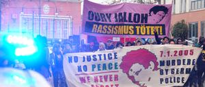 ARCHIV - 07.01.2020, Sachsen-Anhalt, Dessau-Roßlau: Teilnehmer einer Demonstration im Januar 2020 gehen mit Transparenten mit der Aufschrift "Rassismus tötet" durch Dessau. Sie erinnerten an den Tod des Asylbewerbers Oury Jalloh in einer Polizeizelle. (zu Vorausmeldung: Feuer-Tod von Oury Jalloh - Initiative stellt Film zum Tatablauf vor). Foto: Sebastian Willnow/dpa-Zentralbild/dpa +++ dpa-Bildfunk +++