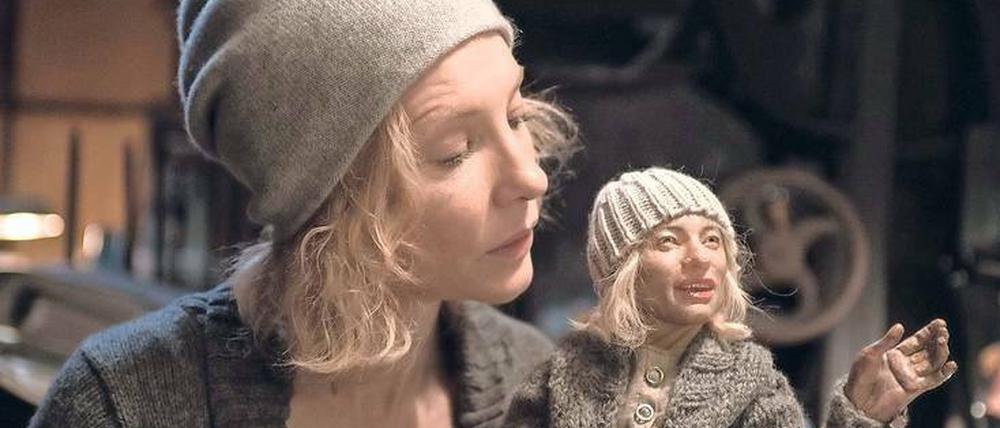 „Schluss mit dem absurden Auswählen, den Träumen vom Abgrund, den Rivalitäten, Schluss mit der langen Geduld“ rezitiert Cate Blanchett als Puppenspielerin André Bretons surrealistisches Manifest.