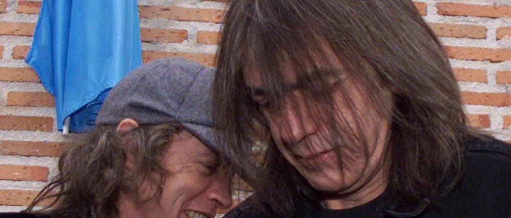 Malcom Young (rechts) mit seinem Bruder Angus im Jahr 2000. .