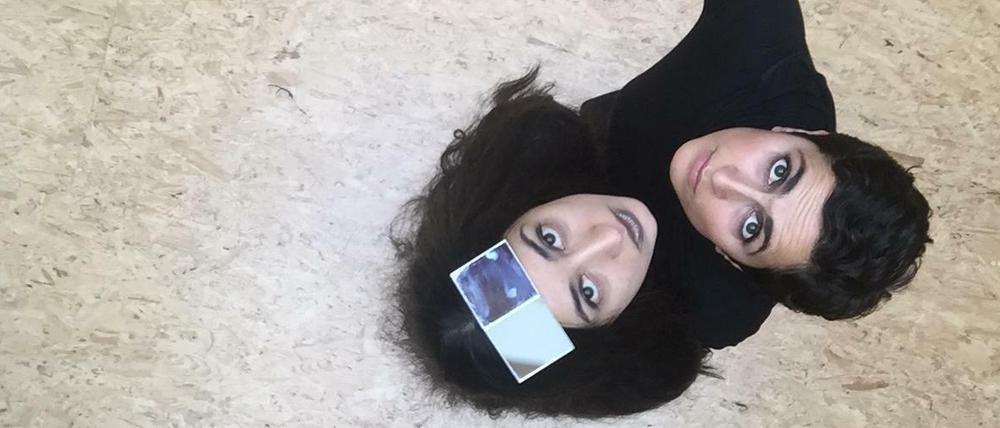 Metamorphosen. Die Performerin Nuray Demir und die Tänzerin Tümay Kilinçel.