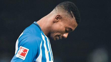 Blick nach unten. Hertha BSC und Salomon Kalou sind nach der Niederlage gegen Gladbach auf Platz 14 zurückgefallen. Foto: Stache/dpa