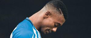 Blick nach unten. Hertha BSC und Salomon Kalou sind nach der Niederlage gegen Gladbach auf Platz 14 zurückgefallen. Foto: Stache/dpa