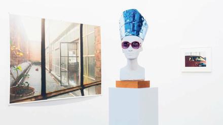 Blick in die Koje der Galerie Zwirner, die aus New York Fotografien von Wolfgang Tillmans und eine Skulptur von Isa Genzken mit nach Düsseldorf gebracht hat.