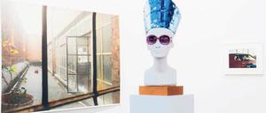Blick in die Koje der Galerie Zwirner, die aus New York Fotografien von Wolfgang Tillmans und eine Skulptur von Isa Genzken mit nach Düsseldorf gebracht hat.