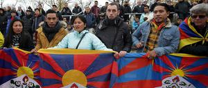 Fahnenflucht. Die protestierenden Zuschauer beim Regionalliga-Spiel in Mainz. 