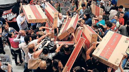 Wühltisch für Profis. Ganz so rabiat wie in den USA geht es in Deutschland noch nicht zu.