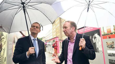 Michael Müller (links) mit dem frischgewählten Landesbauftragten Tom Sello (rechts).