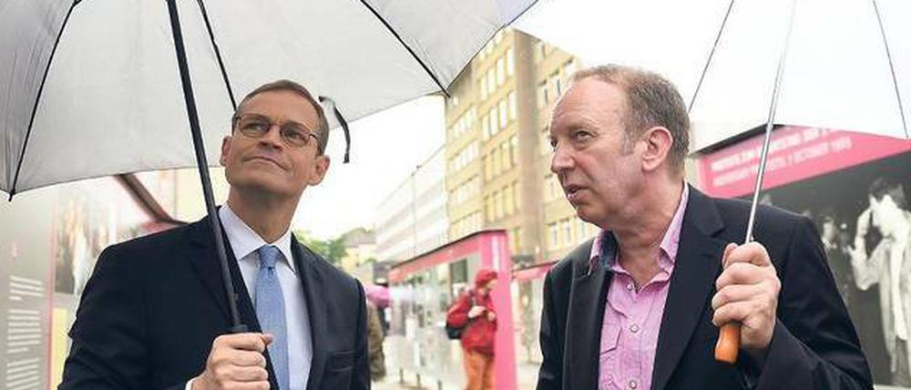 Michael Müller (links) mit dem frischgewählten Landesbauftragten Tom Sello (rechts).