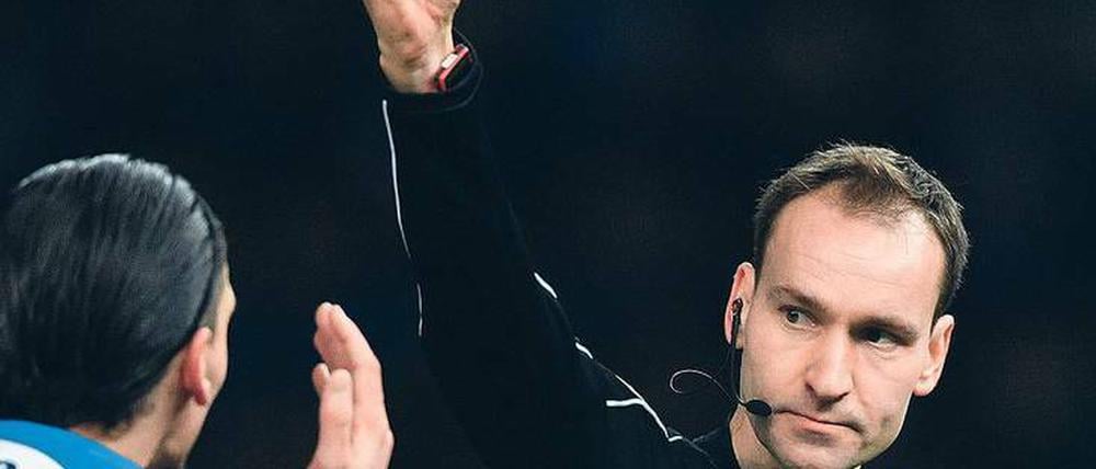 Wie jetzt? Das Handspiel von Herthas Karim Rekik im Strafraum sahen die meisten Beteiligten nicht.