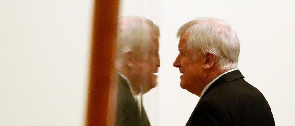 Alles verschwommen. Horst Seehofer bleibt CSU-Chef - zumindest bis Donnerstag.