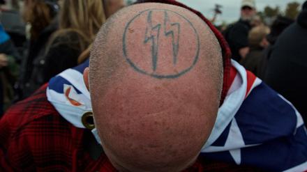 Manche stehen dazu. Ein Rechtsextremist aus den USA mit Kopf-Tatoo. Ähnliches trägt der Berliner Polizist am Körper..
