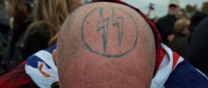 Manche stehen dazu. Ein Rechtsextremist aus den USA mit Kopf-Tatoo. Ähnliches trägt der Berliner Polizist am Körper.. 