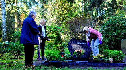 Familie Wüstenhagen kann sich wieder um das Grab kümmern, nachdem der Friedhof In den Kisseln vier Wochen gesperrt war.