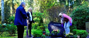 Familie Wüstenhagen kann sich wieder um das Grab kümmern, nachdem der Friedhof In den Kisseln vier Wochen gesperrt war.