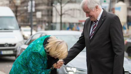 Sieht so eine mögliche Einigung aus? Claudia Roth begrüßt am Samstag Horst Seehofer vor dem Konrad-Adenauer-Haus.